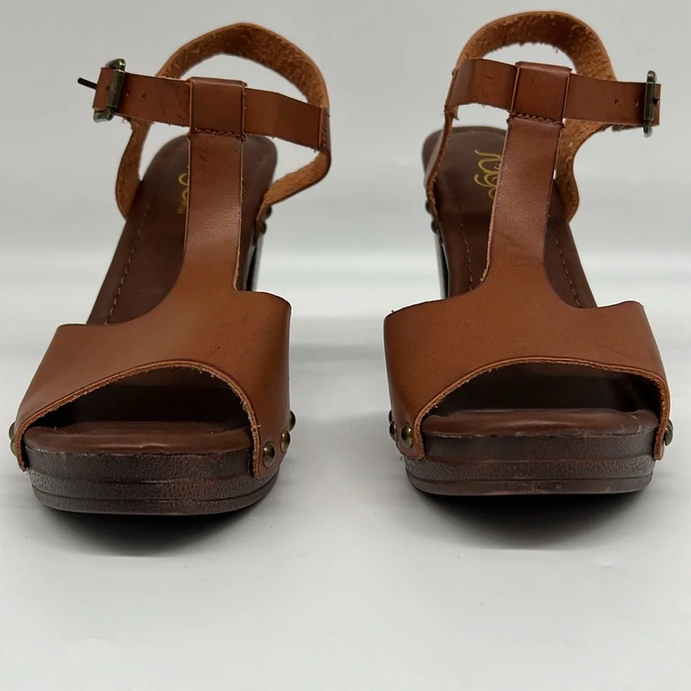Sugar Quele Brown Vegan Leather Brass Studded Block Faux Wood Heeled Sandals 6.5